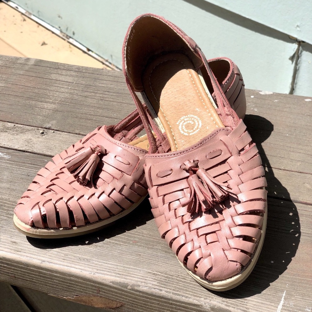 Rosé leather sandals